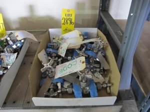 LOT (9) VALVES, MANIFOLD TYPE, 3/8" SIZE, 2485 LB/700 DEGREE F RATING, 316 SS MATERIAL, COMPRESSION CONNECTIONS, A182 SPECIFICATION, 4-WAY STYLE, HANDWHEEL OPERATOR. MARK 856. PART # 30023000 (W-51) LOADING & HANDLING FEE $5-